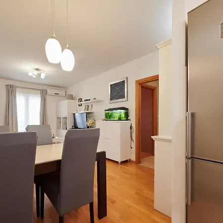 Apartment Studio Apartman Ela