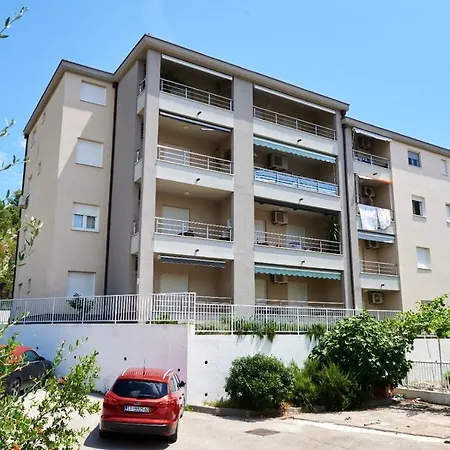 Studio Apartman Ela *