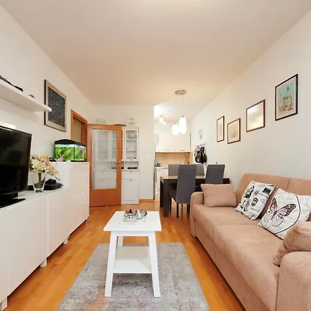 Apartment Studio Apartman Ela *