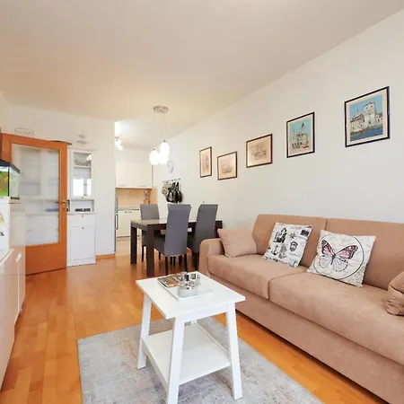 Studio Apartman Ela Apartment *