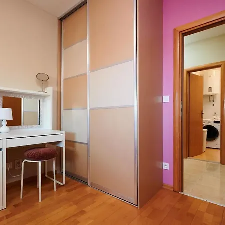 Studio Apartman Ela *