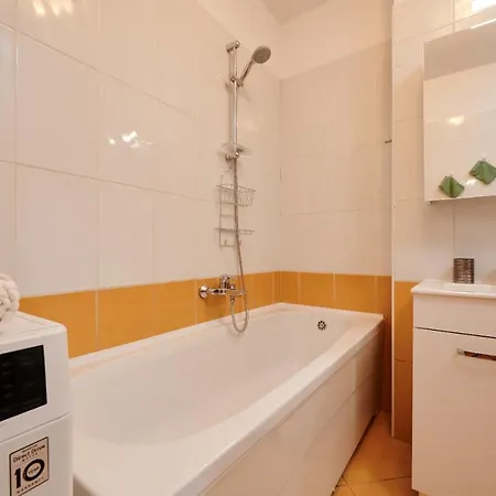 Studio Apartman Ela *