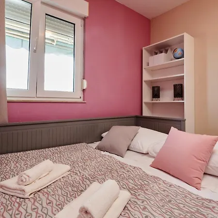 Studio Apartman Ela *