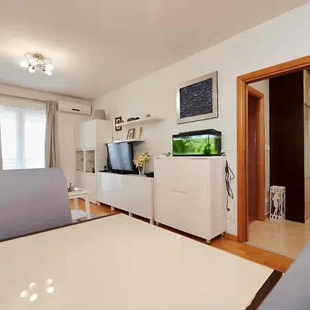 Studio Apartman Ela *