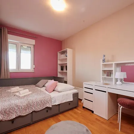 Studio Apartman Ela *
